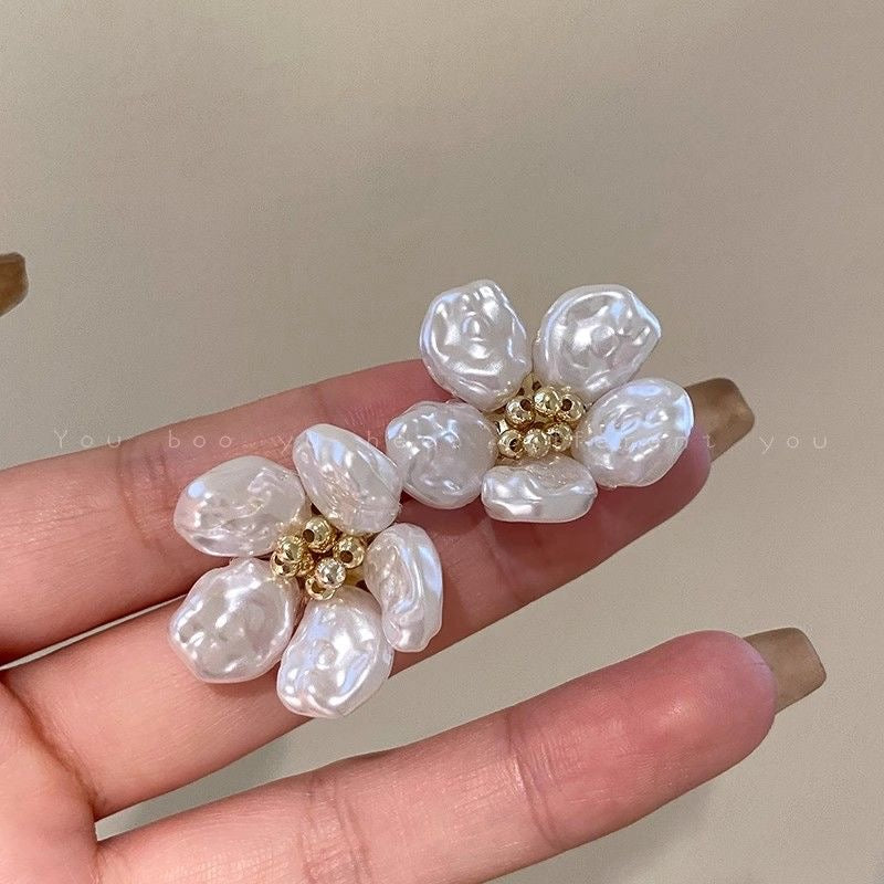 Elegant and luxurious baroque pearl flower earrings