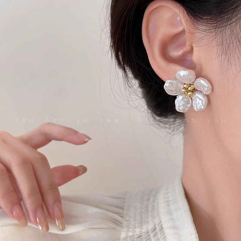 Elegant and luxurious baroque pearl flower earrings