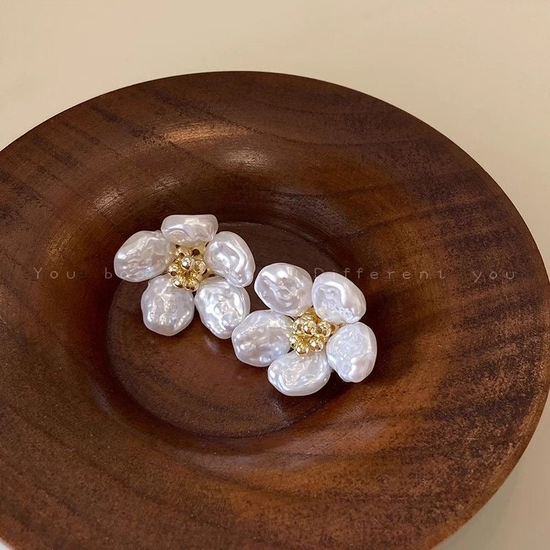 Elegant and luxurious baroque pearl flower earrings