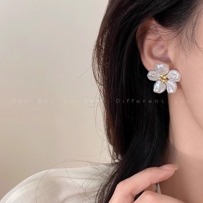 Elegant and luxurious baroque pearl flower earrings