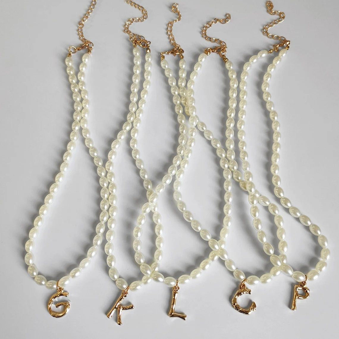 French retro-style pearl necklace with elegant alphabet design