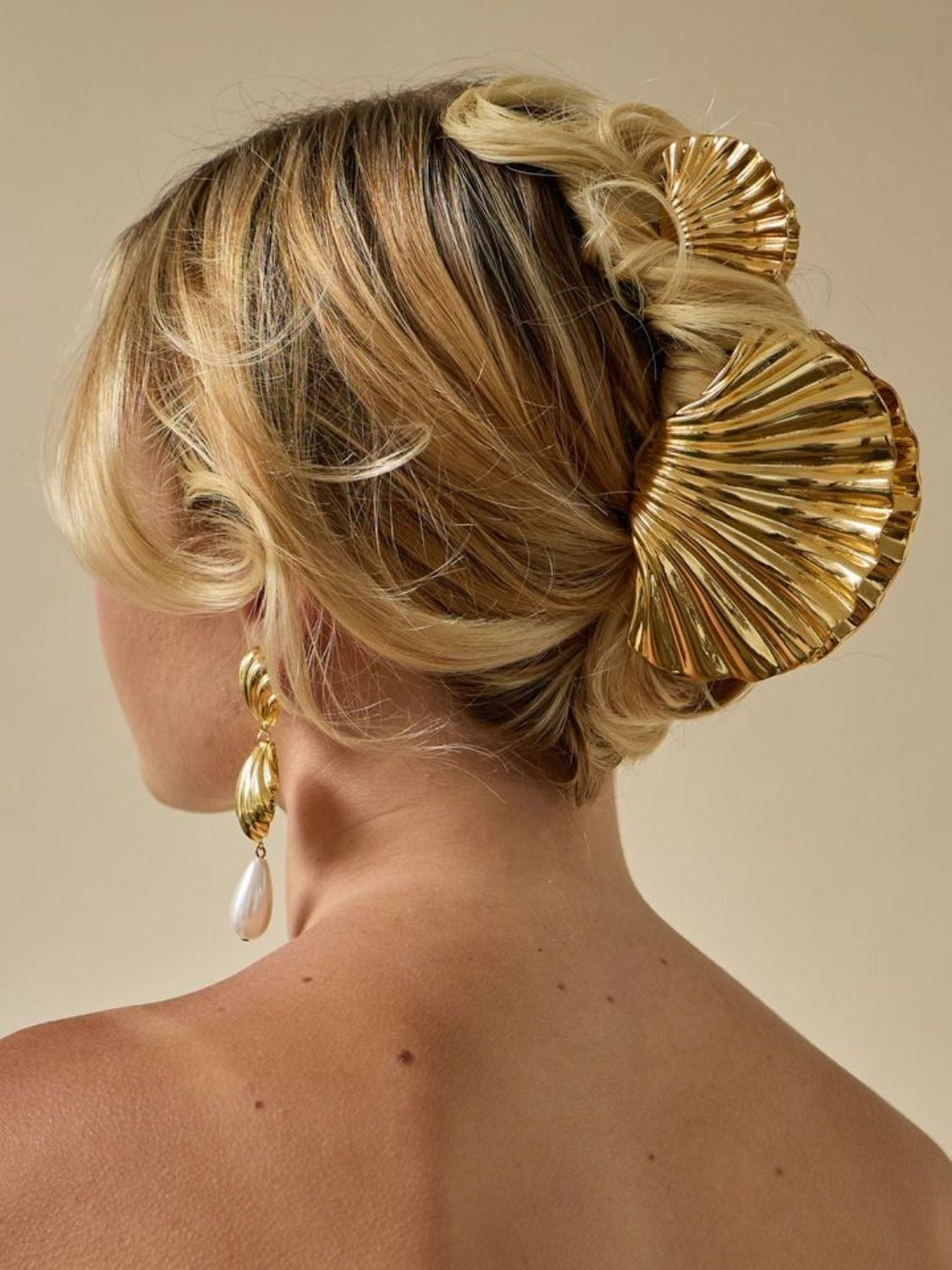 Vacation style seashell hair clip