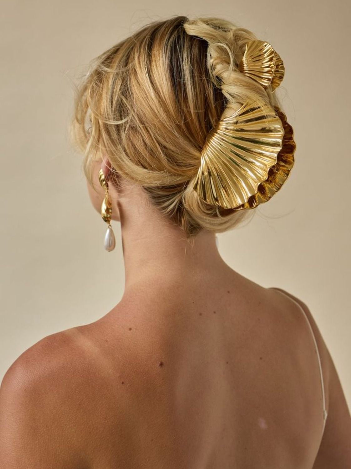 Vacation style seashell hair clip