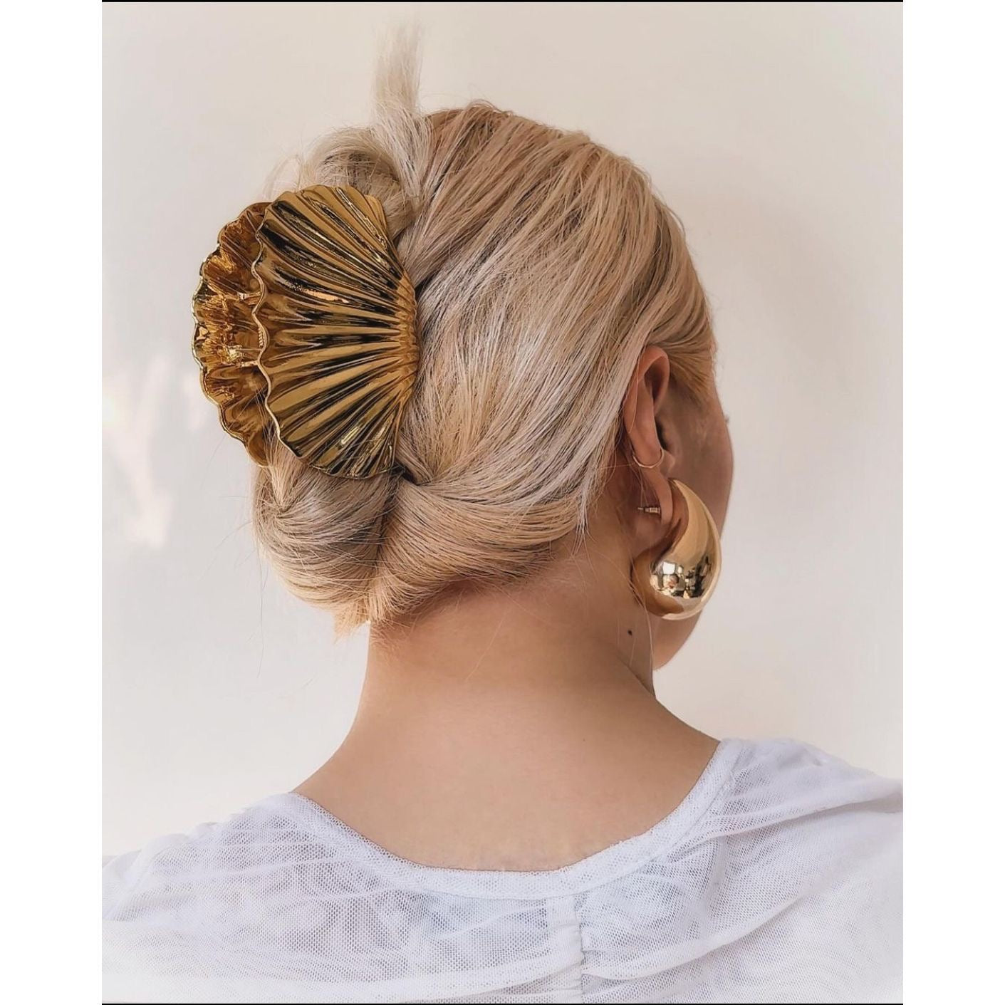 Vacation style seashell hair clip