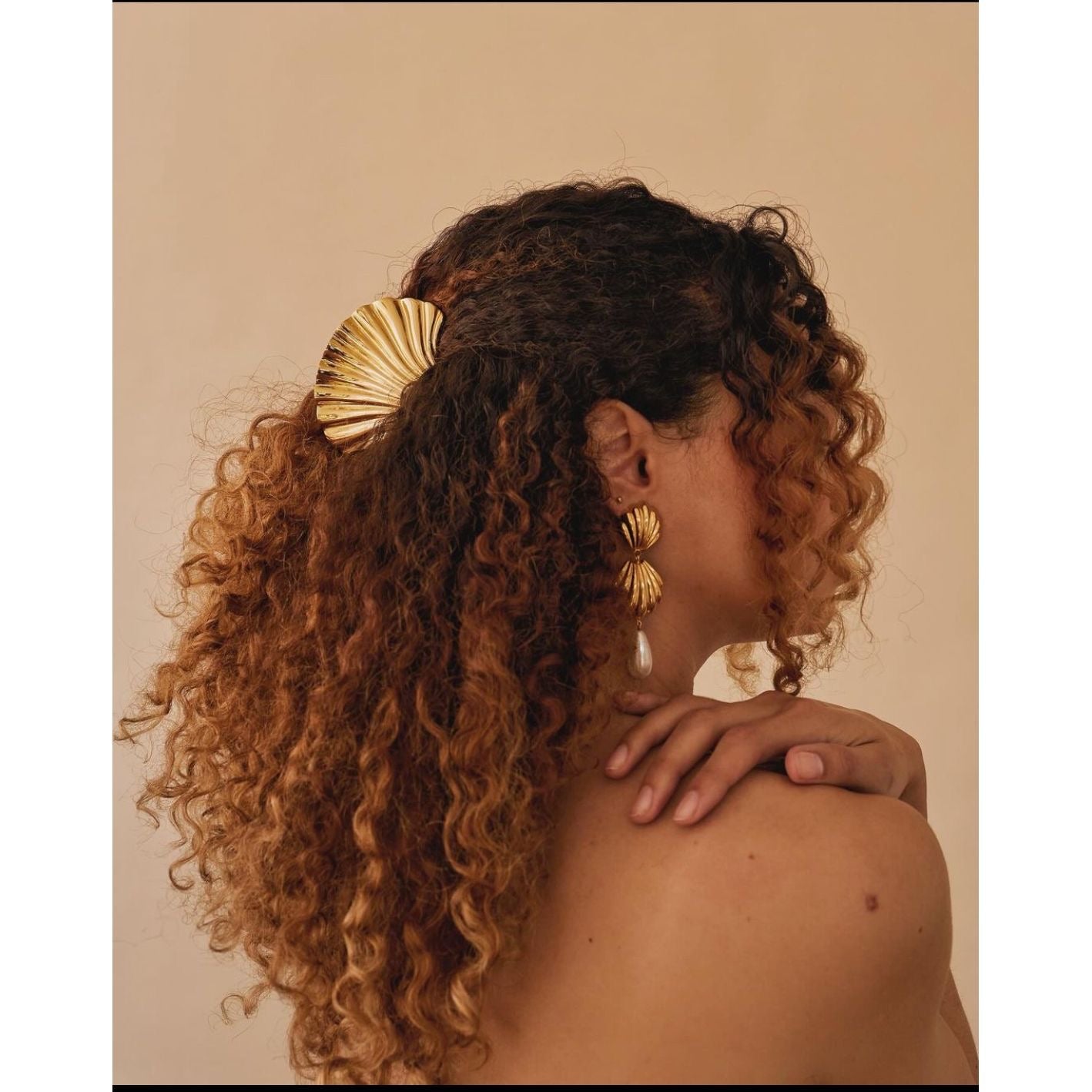 Vacation style seashell hair clip